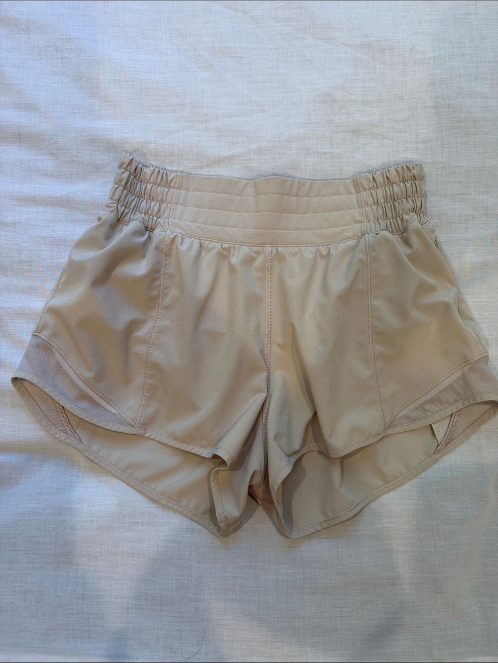 Lululemon Athletica Beige High Rise Hotty Hot 2.5” Short US4